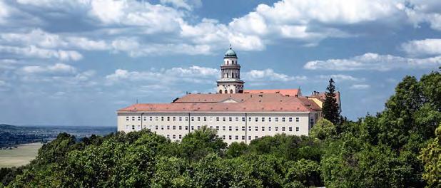 Ez a hegyre épült város szeretettel hív Mindenkit, hogy legalább rövid időre megajándékozhassa látogatóját szépségével és békéjével, szavakkal nem mindig elmondható titkával.