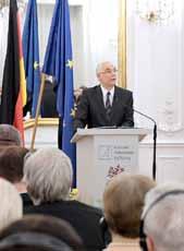 Übergeben werden die Auszeichnungen von Wirtschaftsminister Mihály Varga, Manfred Emmes, Gesandter der Deutschen Botschaft Budapest und Tamás Bihall, Vizepräsident der Ungarischen Industrie- und