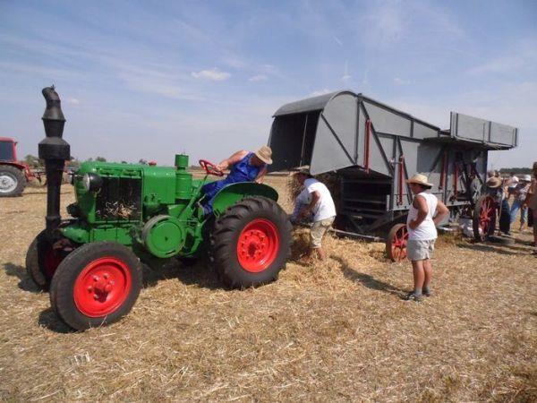 A szántóversenyre látogató több mint 500 érdeklődő eközben a Güttler hengerek és a Lemken kultivátorok talajművelő bemutatóit tekinthette meg, bemutatkozott a svájci Hürlimann, de a Kubota japán