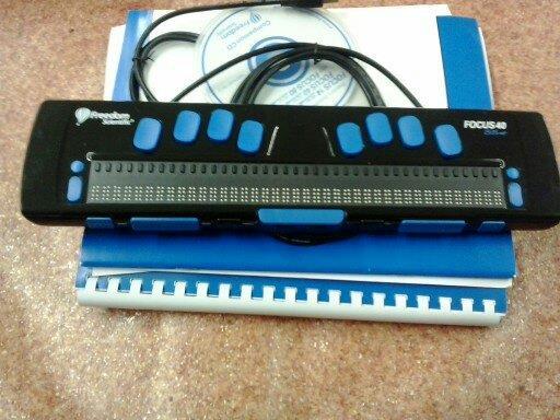 Vakok Focus BLUE 40 cellás Braille -kijelző - 40 cellás kijelző Méret: 12.5 x3.8 x1 /317.50 mm x 96.52 mmx 25.40 mm Súly: 1.87 1lbs (850 gramm) Összeköttetés: Bluetooth 2.0 vagy USB 2.