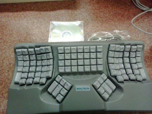 Mozgáskorlátozottak Malton Full keyboard billentyűzet SAM Trackball speciális egér - Ergonomikus kétkezes billentyűzet Az élénk színű, könnyű trackball jobb-és bal kezes használatra is jó.