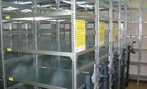 cég alapanyagraktárában, ahol minden tárhelyre a tárolt gitterboxok behelyezését megkönnyítô tárolósín is telepítésre került.