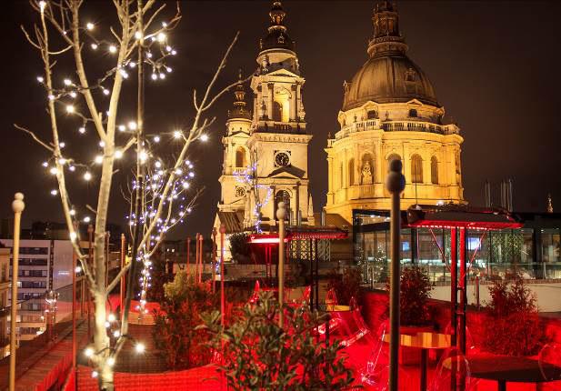 SZIKRÁZÓ KARÁCSONYI FÉNYEK, LENYŰGÖZŐ PANORÁMA, PRÉMIUM ÉTELEK, KÜLÖNLEGES KOKTÉLOK EGY EGYEDÜLÁLLÓ, TRENDI HELYSZÍNEN BUDAPEST SZÍVÉBEN ÉS