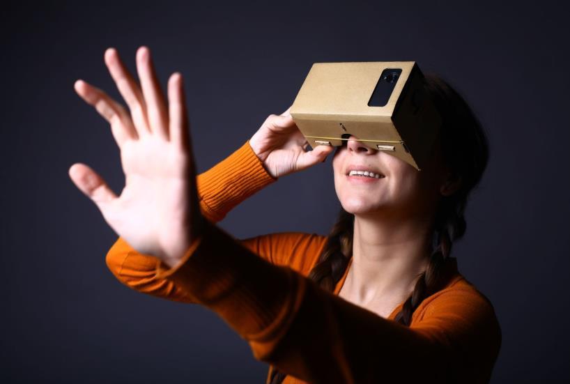 VIRTUÁLIS/KITERJESZTETT VALÓSÁG A fizikai környezetünk egyre okosabbá válik (okostárgyak, -járművek, -otthonok, -infrastruktúra), egyre több időt töltünk az internetre kapcsolódva és egyre több