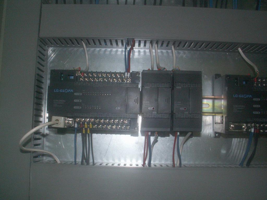 Felhasznált eszközök: 2 db LG G7M-DR20U PLC, 2 db