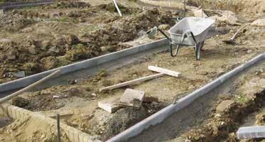 Szegélyezés nélküli burkolatok esetén a szélső burkoló elemeket betonba kell fektetni, ezáltal biztosítva a szélső elemek megfelelő befogását.