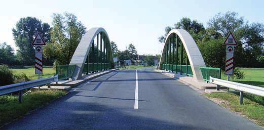 A tervezést az Uvaterv, a kivitelezést a Hídépítő vállalat végezte 1964 és 1965 között. A Langer-tartós ívhíd 36 m nyílású.