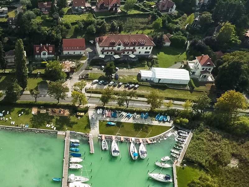 Az Aquilo Hotel Panoráma a Tihanyi-félsziget füredi oldalán, közvetlenül a Balaton partján fekszik.