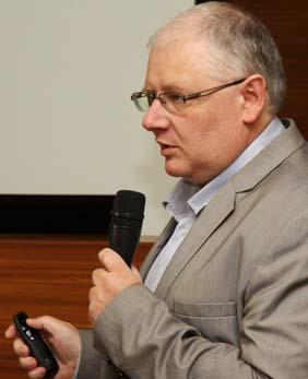 A koszorúk elhelyezése után a megjelentek felvonultak a Pécsi Akadémiai Székházba, ahol kezdetét vette a tudományos emlékülés. A társaság kuratóriuma egyhangú döntéssel a Környey Emlékfa Díjat dr.