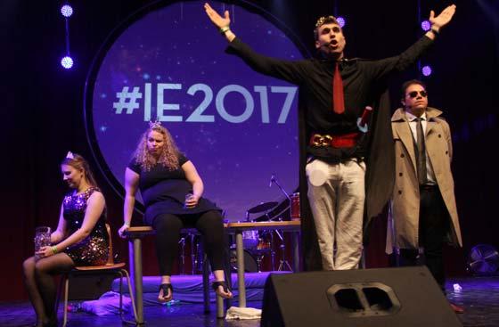 hallgatóink valamint oktatóink, munkatársaink, az orvoskar és az egyetem vezetõsége valamint szép számban nagykövetek, nagykövetségi munkatársak és kulturális attasék voltak jelen.