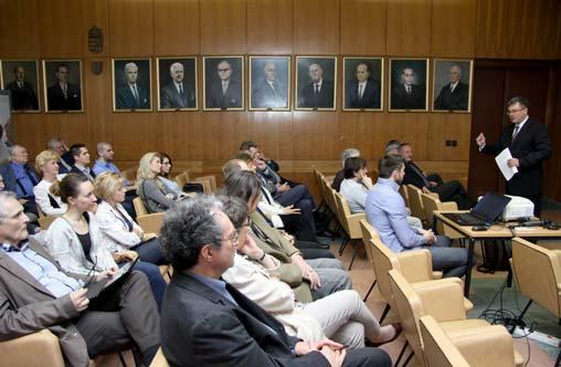 A megnyitón rövid ünnepséget tartottunk az Élettani Intézet elõcsarnokában, ahol Karádi Zoltán intézetigazgató professzor, Lénárd László akadémikus, Grastyán Endre tanítványai, valamint Rab Virág, a