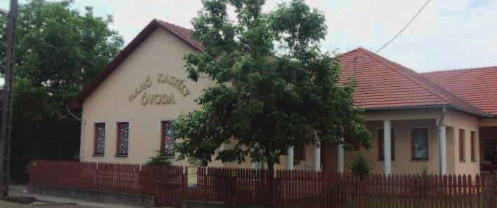 A kialakult nyeregtetős házakból álló utcaképbe új lakóház épül, akkor oda ne tördelt tetőformájú épület kerüljön, hanem a szomszédokhoz hasonló nyeregtetős