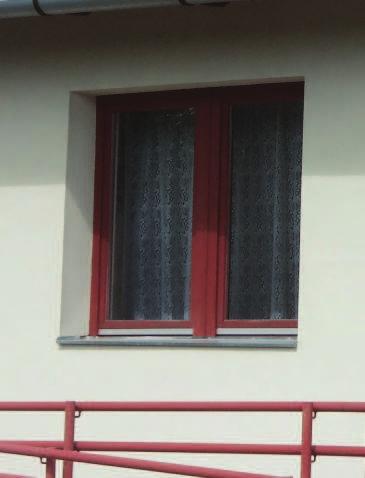 homlokzaton szimmetrikus kialakítással.