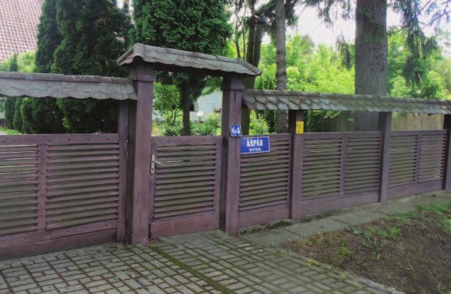 Kerítések esetén is létezik örökség. Hagyományosan alkalmazott anyagok formák itt is fellelhetők, mint a piactömb kerítésén. A bejárat hangsúlyozása is illik az épület korához, megjelenéséhez.