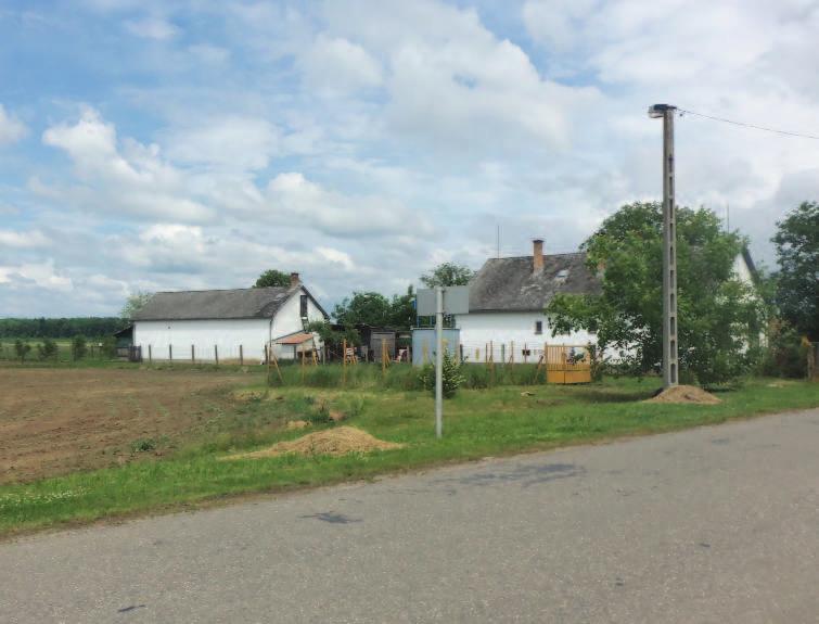 Ha a tereprendezés elkerülhetetlenné válik, abban az esetben a terepfelszín megváltoztatására a legjobb megoldás a lakóépület részleges bevágása a lejtős terepbe az eredeti terepfelszínen kitermelt
