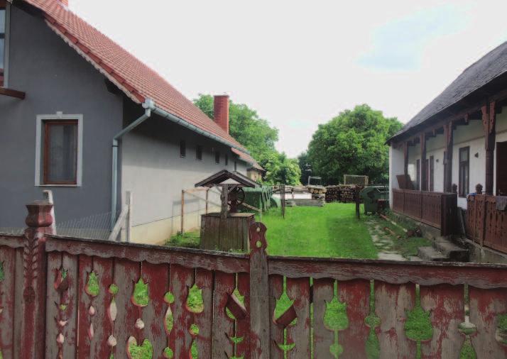 Az épülettömeg követi a háttérnövényzet szerkezetét, kertje követi a jellegzetes szegélyvonalakat, takarja a burkolt felületek látványát.