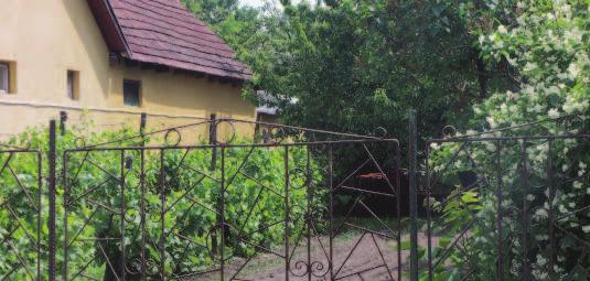 A kevésbé használt részben dekoratív, régi téglából járófelületet. A szegélyeket azonos anyagból alakíthatjuk ki. A kert különböző részeit magasabb növényfajokkal válasszuk el.