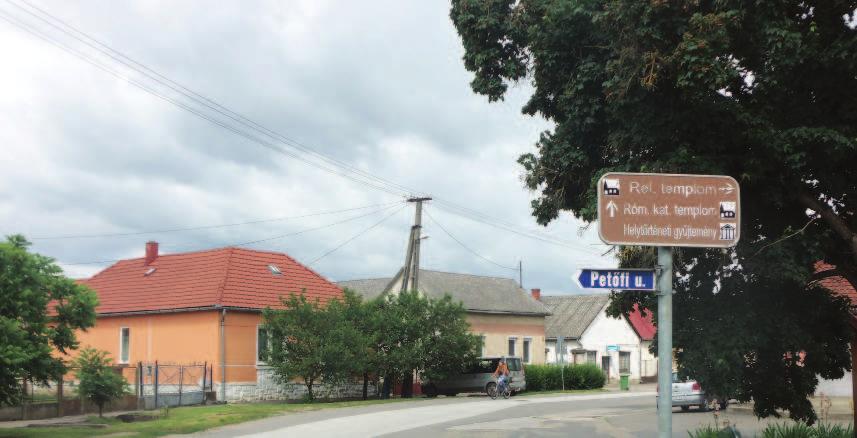 A járófelületeket gondos tervezés során kerüljenek kialakításra, hiszen azoknak illeszkedniük kell a zöldfelületek szegélyeihez és a kerítések lábazataihoz.