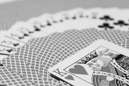 f: A mélységélesség módosítása Ha elmosódottá kívánja tenni a hátteret, vagy a közeli és a távoli fotótémát is élesen szeretné megjeleníteni, állítsa a módválasztó tárcsát <f> (Rekesz-el
