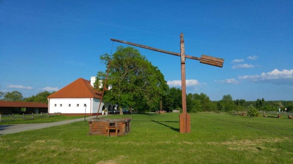 A község természetföldrajzi szempontokat tekintve tipikus alföldi tájon, ártéri síkságon terül el, tengerszint felett 87-110 méter közötti magasságban.