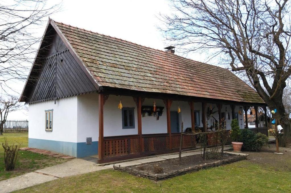 A település története A kora Árpád-korban több településnek helyet adott a Pece folyó által szabdalt dombhát. I. István korában Hegyes is templomos hellyé vált.