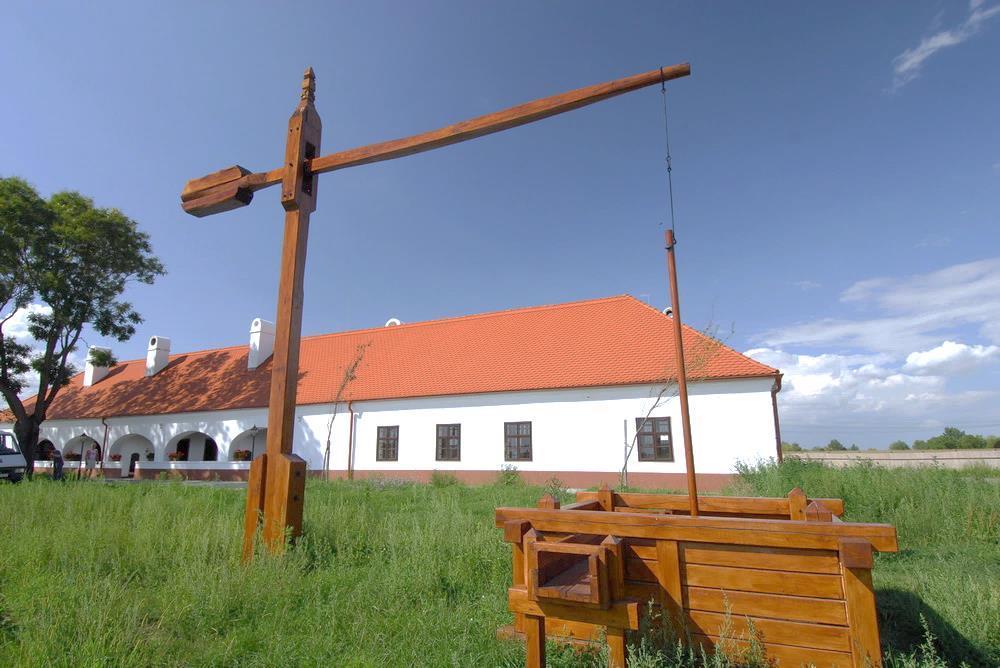 A szekérállás mellett az itatáshoz szükséges gémeskút állt, körülötte legelő, ahol a megfáradt lovak legelhettek.