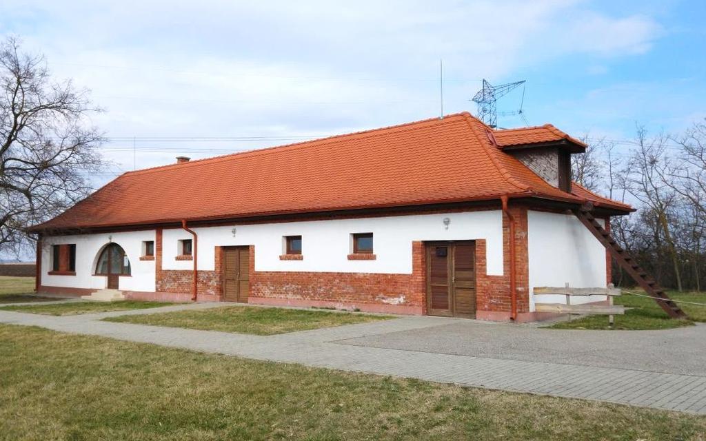 A kút gödrét fonott sövénnyel és deszkával későbbi időkben téglával bélelték ki. Föléje ágas, gém, ostor, kútkáva, majd nehezéknek a kolonc, valamint vödör került.