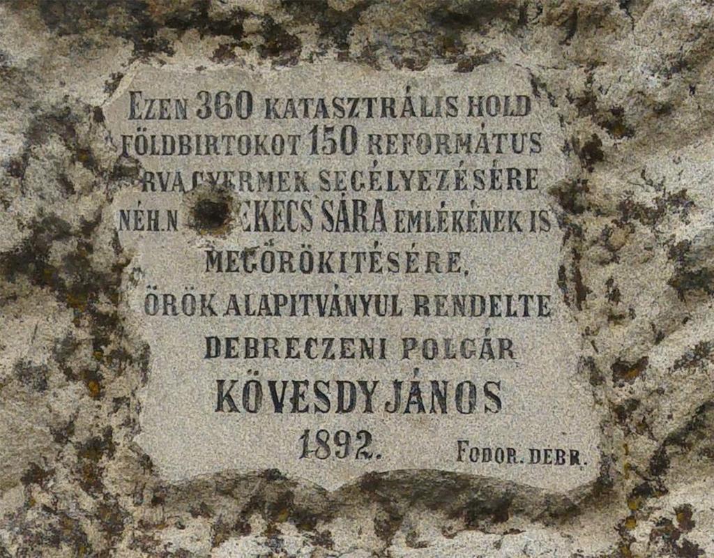 Az ő emlékre állítatta az emlékoszlopot férje, Kövesdy János 1892-ben.