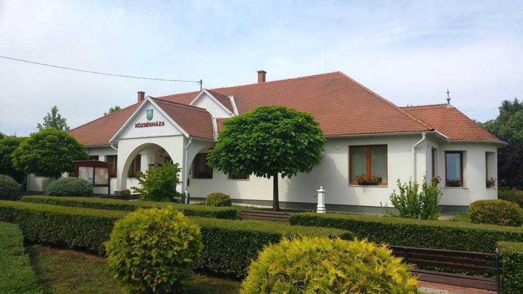 egészségügyi centrum és környezete. Ez utóbbi területhez kapcsolódik a Kiserdei szabadidőpark, valamint a mögötte elterülő Rickly-kúria, amely a település történeti magjának tekinthető.