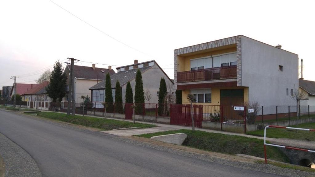 A településközpont szomszédságában kevert funkciójú területeken találhatók kétszintes lakóépületek is, de a településrész túlnyomó része építési időtől függetlenül földszintes tömegkialakítású