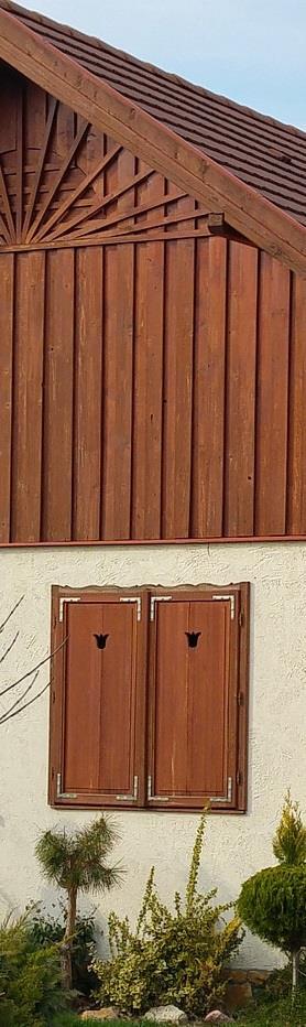 Nem engedhető meg a terméskő vagy az ahhoz hasonló, ragaszott kőutánzatú lapok használata. Kerülendő a homlokzatok kváderes kialakítása.