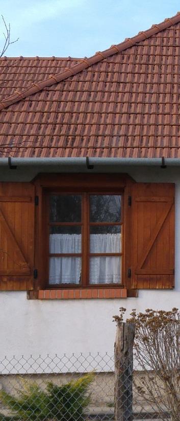Az oromzatok kialakítása, díszítése történhet faelemek felhasználásával. Tetőfedő anyagént ajánlott a natúr agyagcserép vagy a mattszürke fémlemezfedés.