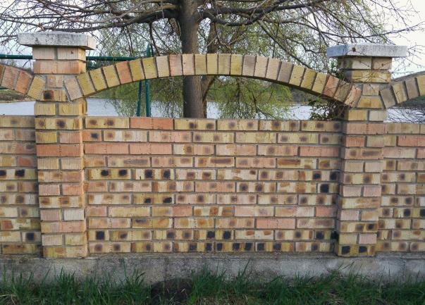 biztosítanak, mint az olcsó hatást keltő társaik. Elvárás, hogy a kerítések ne legyenek tömörek.