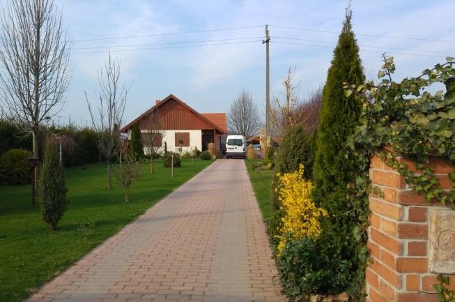 Kertek, kerti építmények A mai lakóépületek szerves része a kert.