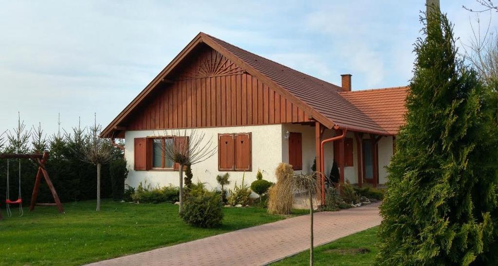 06. JÓ PÉLDÁK / ÉPÜLETEK, ÉPÍTÉSZETI RÉSZLETEK, KERÍTÉSEK, KERTEK A házunk építészeti részletei, a telkünket lehatároló kerítés kialakítása, valamint a kertünk elrendezése közötti harmonikus