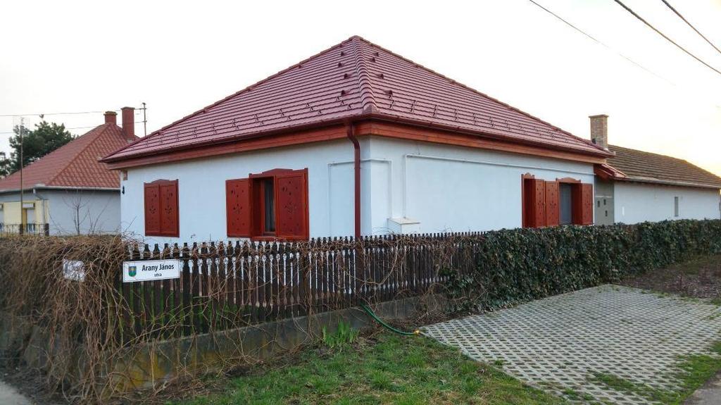Példa arra, hogy a 1970-80-as években épület sátortetős kockaházak miként alakíthatóak át a mai kor igényeinek úgy, hogy a régi idők hagyományos építészeti elemei, motívumai (eresz-, nyílászárók