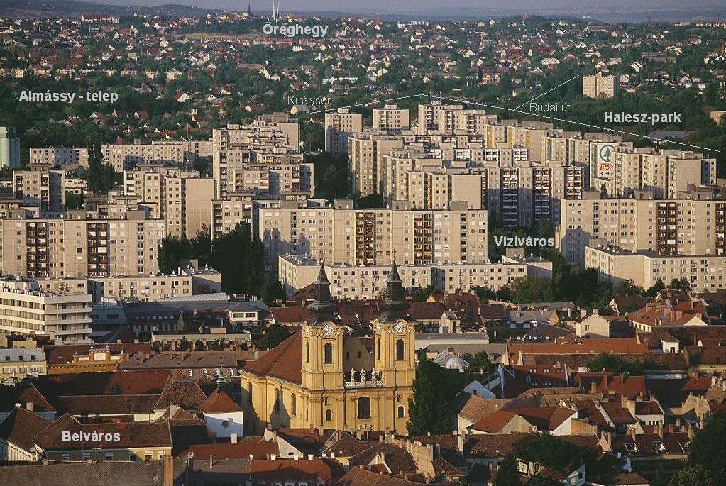 20. térkép: A székesfehérvári Bazilika modern épületekkel körülvéve, fotó: Yann Athus-Bertrand, 1999 körül Forrás: http://www.yannarthusbertrand2.org/index.php?