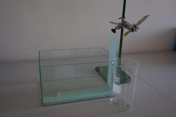 17. A víz törésmutatójának meghatározása 1 db vékonyfalú, síkaljú üveg- vagy műanyagkád (ragasztott akvárium) 1 db lézerdiódával működő