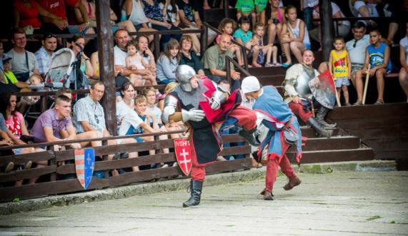 Hunyadiak Örökében Hagyományőrzők 13:00 Aranyalma együttes 13:30 Svibor szerb lovagrend 14:00 Lovagi ötpróba 15:00 Tárlatvezetés a Salamon-toronyban, gyülekezés a pénztárnál 16:00