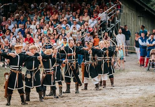 Tarnówi Középkori Hagyományőrzők (Tarnów, PL) Zoboraljai Apródképző Iskola (SK) Régizene- és táncegyüttesek, előadók, bábszínház (kb.