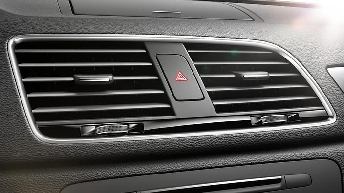 műszerfalbetét kijelzője mutatja. Concert rádió és MMI navigáció plusz esetén: programválasztás a Car-menün keresztül.