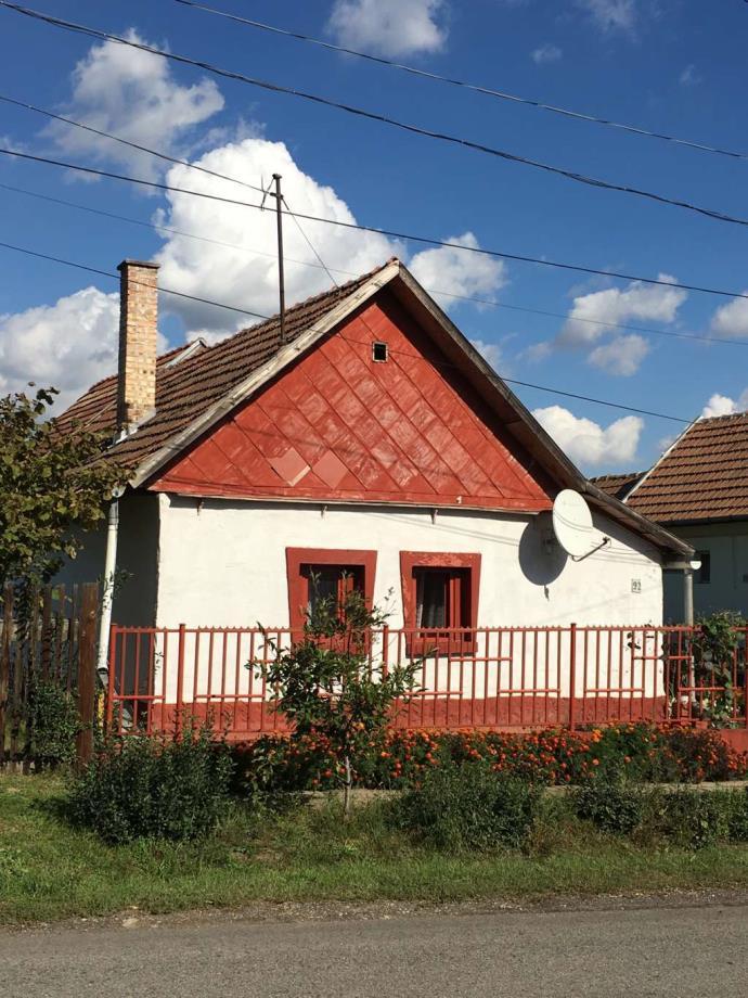 A kerti építményeket takarjuk, hogy az épület jobban érvényesüljön. A régi épületek bővítése, felújítása során fokozottan ügyeljünk a már meglévő fásszárú növényzet megóvására.