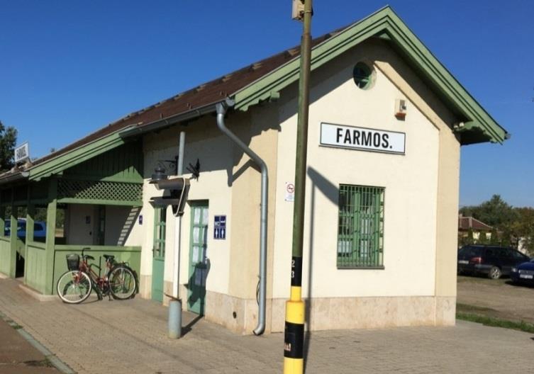 De bármelyik irányból is érkezzék a vendég vagy átutazó, egy szikes gyepen, egy erdőn, egy nádason áthaladva, annak növényzete, állatvilága veszi körül.