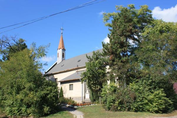 Itt helyezkedik el a polgármesteri hivatal, kertjében találjuk a hősök emlékművét. A Szelei úton átkelve a víztorony irányában haladunk tovább.