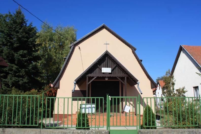Az itt élők színes vallási környezetét jelképezi az Evangélikus Leánygyülekezet imaháza, valamint az Adventista Kápolna is.