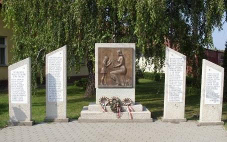világháború farmosi áldozatainak emlékműve a település központjában, a Fő téren áll, egy kis parkban. Középen műkőbe foglalt bronz dombormű látható.
