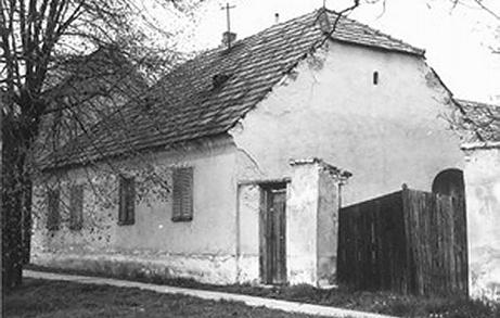 szabadon álló, L alaprajzú, földszintes, kontyolt, illetve fölülkontyolt
