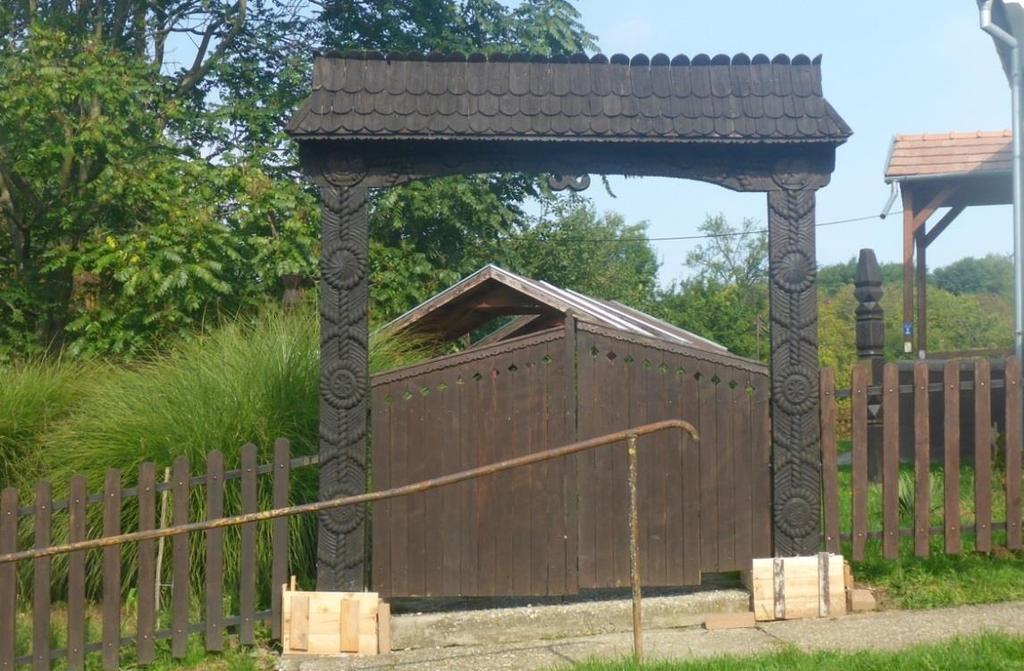 TETŐFORMA, TETŐHAJLÁSSZÖG Magastetős, oromfalas kialakítású, kisléptékű épület a kívánatos.