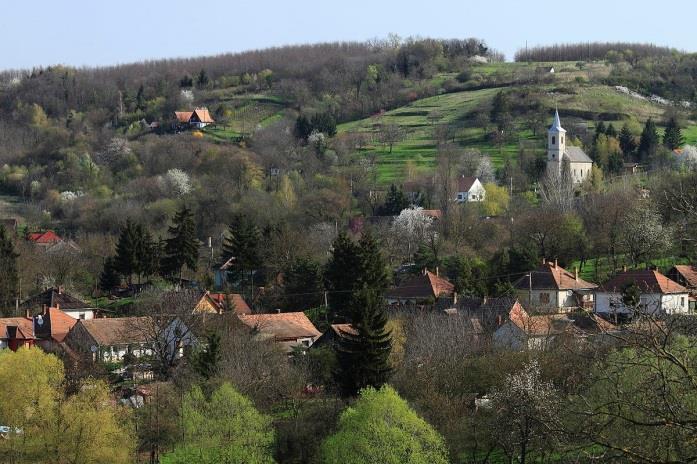 A megyeszékhely felől érkező nem kis emelkedő után érkezik a hegygerincre, ahonnét alpesi tájat lát.