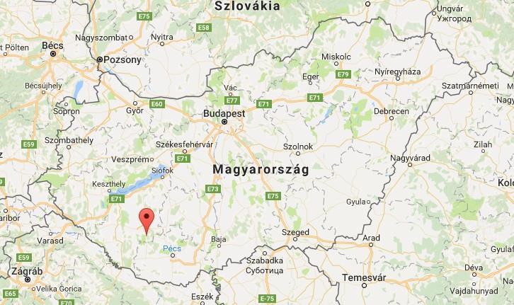 A keleti dombok csúcsán a szőlők, gyümölcsösök között présházak, a szemközti oldalon a templom, tőle nyugatabbra a teraszosan kialakított egykori majorsági épületek